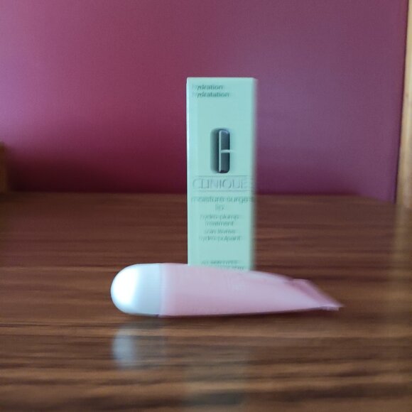 *Price Drop* New Clinique moisture surge lip - Picture 2 of 3